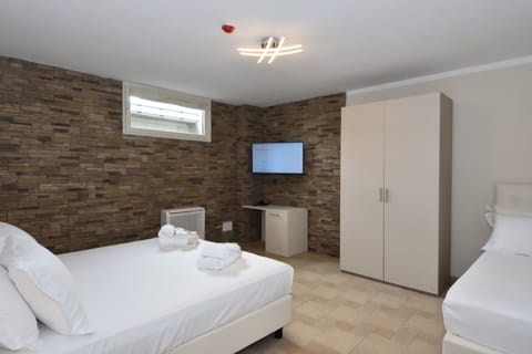 Basic Suite (Apartment Basic Basement - Viola) | In-room safe, desk, laptop workspace, blackout drapes