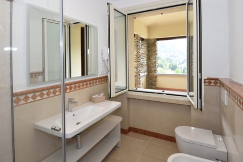 Panoramic Double or Twin Room, Lake View (Classic vista lago - Rosa) | Bathroom | Shower, free toiletries, slippers, bidet