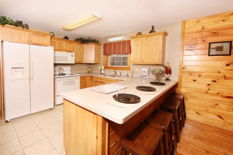 Condo, Multiple Beds, Hot Tub, Mountain View | Private kitchen | Fridge, microwave, oven, stovetop