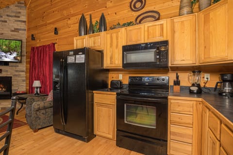 Cabin, Multiple Beds, Hot Tub, Mountain View | Private kitchen | Fridge, microwave, oven, stovetop