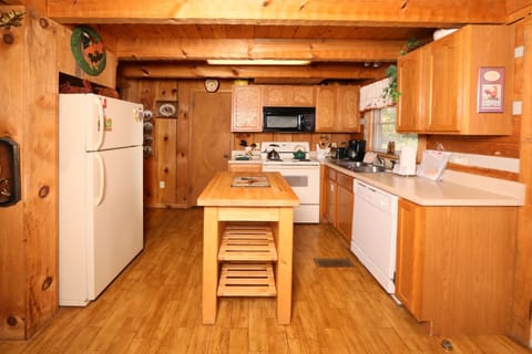 Cabin, Multiple Beds, Hot Tub, Mountain View | Private kitchen | Fridge, microwave, oven, stovetop