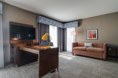 Room, 1 King Bed, Refrigerator & Microwave, City View (Wet bar) | Premium bedding, in-room safe, desk, laptop workspace