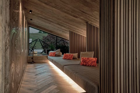 Couples treatment rooms, sauna, hot tub, steam room, body treatments