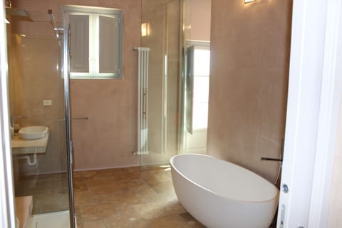 Superior Apartment, 2 Queen Beds (Leonardo) | Bathroom | Shower, hair dryer, bidet, towels