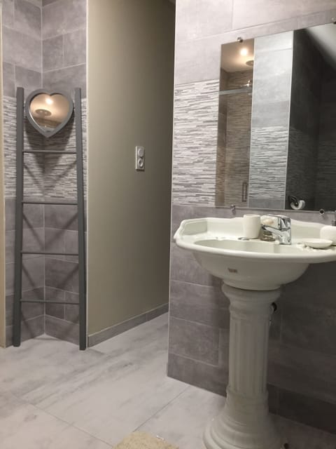 Family Room | Bathroom sink