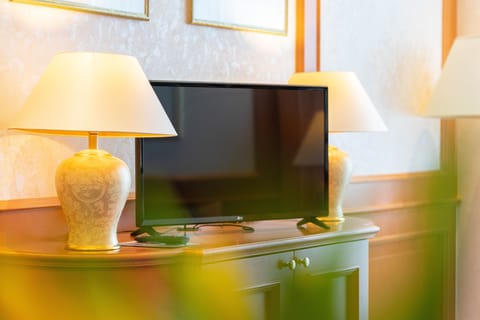 Hypo-allergenic bedding, minibar, in-room safe, desk