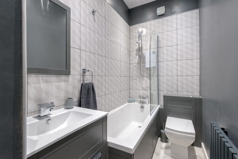 Combined shower/tub, deep soaking tub, free toiletries, hair dryer