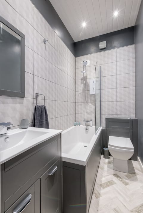 Luxury Apartment | Bathroom | Combined shower/tub, deep soaking tub, free toiletries, hair dryer