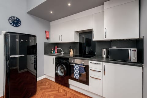 Luxury Apartment | Private kitchen | Fridge, microwave, oven, coffee/tea maker