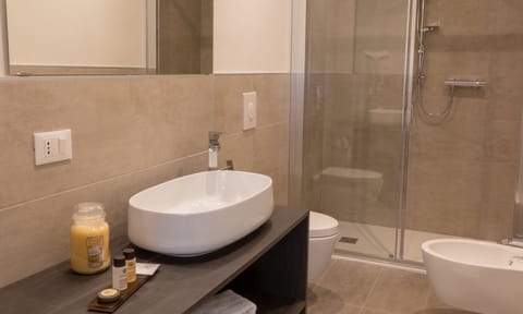 Superior Double Room (Dakar) | Bathroom | Shower, rainfall showerhead, free toiletries, hair dryer