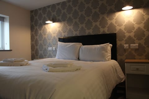 Standard Room, 1 King Bed | Iron/ironing board, free WiFi, bed sheets