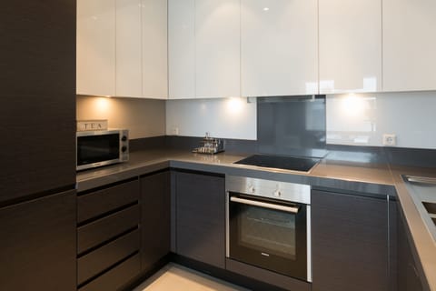 Penthouse | Private kitchen | Full-size fridge, microwave, oven, stovetop