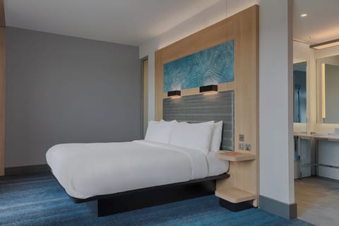 aloft, Room, 1 King Bed, Non Smoking | In-room safe, desk, laptop workspace, blackout drapes