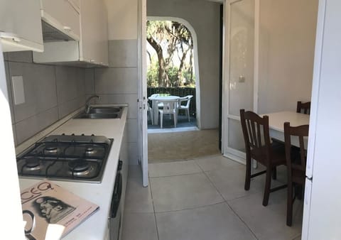 House, 2 Bedrooms | Private kitchen | Fridge, stovetop, cookware/dishes/utensils