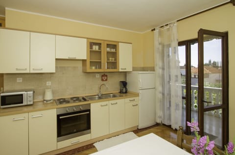 Family Apartment, Garden View | Private kitchen | Fridge, oven, stovetop, coffee/tea maker