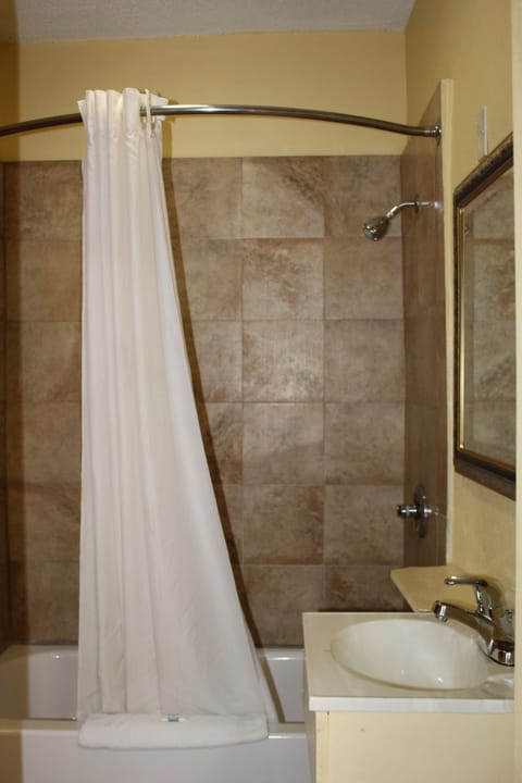 Combined shower/tub, rainfall showerhead, towels, soap