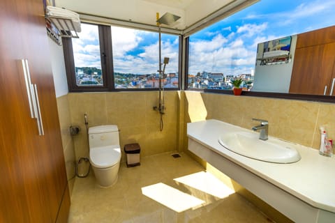 Panoramic Double Room | Bathroom | Shower, rainfall showerhead, free toiletries, hair dryer