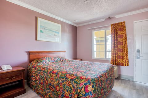 Premium Room, 1 King Bed | Desk, iron/ironing board, free WiFi, bed sheets