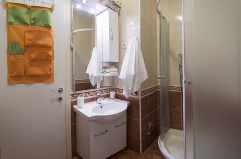 Comfort Double room, shared terrace | Bathroom | Shower, rainfall showerhead, free toiletries, hair dryer