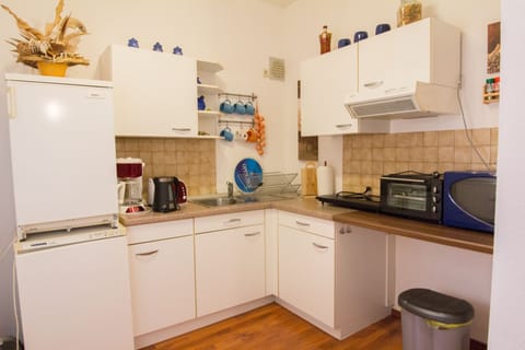 Apartment, Balcony | Private kitchen | Fridge, microwave, oven, stovetop