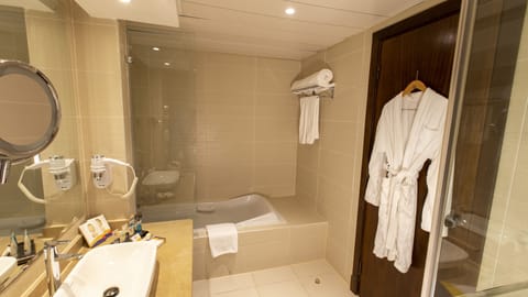 Combined shower/tub, free toiletries, hair dryer, towels