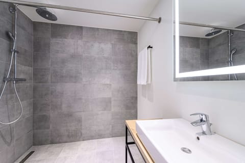 Superior Room | Bathroom | Shower, eco-friendly toiletries, towels