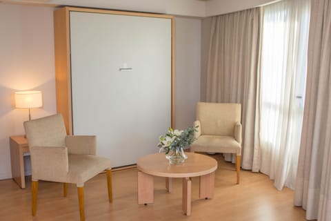 Suite | Minibar, in-room safe, blackout drapes, soundproofing