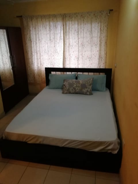 Comfort Apartment, 3 Bedrooms | Desk, iron/ironing board, bed sheets