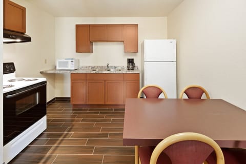 Apartment L1, 2 Bedrooms | Private kitchen | Fridge, microwave, oven, stovetop