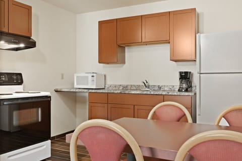 Apartment L1, 2 Bedrooms | Private kitchen | Fridge, microwave, oven, stovetop