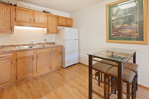 Apartment L2, 2 Bedrooms | In-room dining