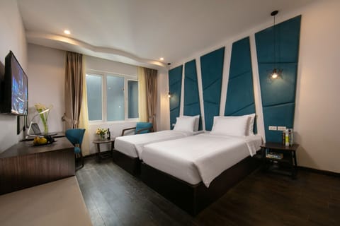 Deluxe Twin Room | Minibar, in-room safe, desk, laptop workspace