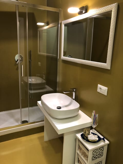 Family Apartment | Bathroom | Shower, rainfall showerhead, free toiletries, hair dryer