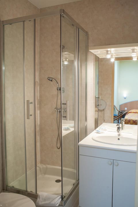 Classic Double Room | Bathroom | Hair dryer, towels