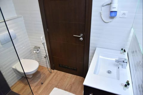 Single Room, Non Smoking | Bathroom | Shower, rainfall showerhead, free toiletries, towels