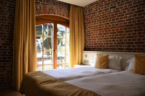 Premium bedding, desk, blackout drapes, soundproofing