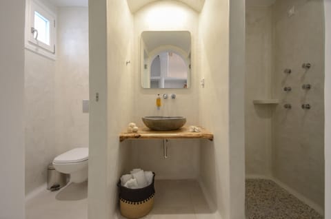 Superior Suite, Sea View | Bathroom | Shower, hair dryer, bidet, towels