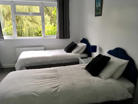 Twin Room | In-room safe, iron/ironing board, free WiFi, bed sheets