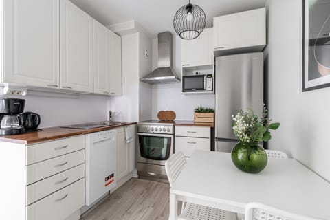 City Apartment, Balcony, City View | Private kitchen | Full-size fridge, microwave, oven, stovetop