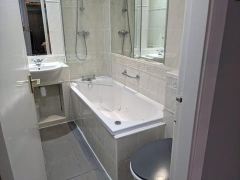 Standard Double or Twin Room | Bathroom | Free toiletries, hair dryer, towels, soap