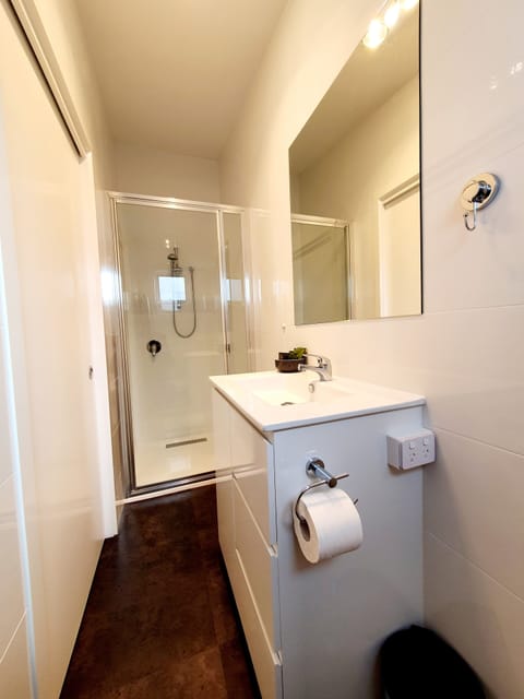 Standard Studio | Bathroom | Shower, free toiletries, hair dryer, towels