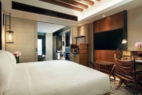 Premier Room Pool Access | Minibar, in-room safe, desk, soundproofing