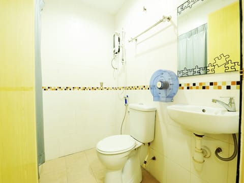 Deluxe Twin Room, 2 Twin Beds | Bathroom | Shower, free toiletries, bidet, towels