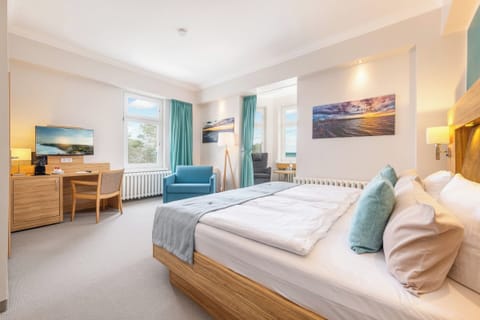 Comfort Double Room, Sea View | Hypo-allergenic bedding, minibar, in-room safe, blackout drapes