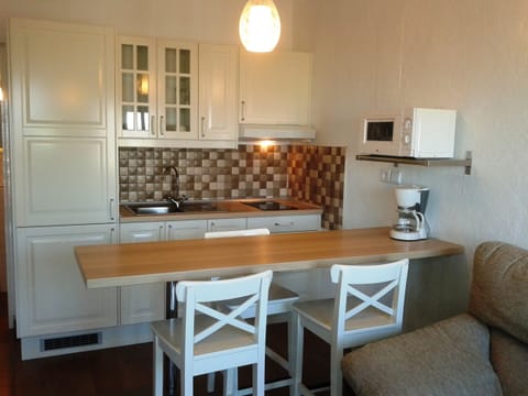 Apartment, 2 Bedrooms (3) | Private kitchen | Fridge, electric kettle, toaster, cookware/dishes/utensils