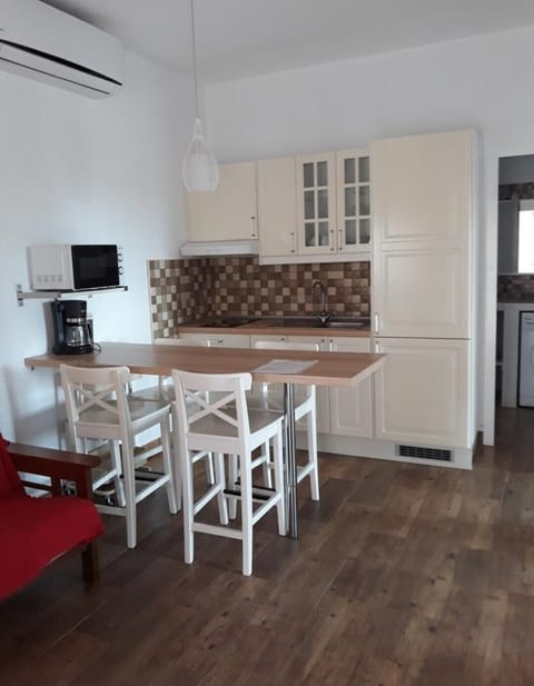 Apartment, 2 Bedrooms (4) | Private kitchen | Fridge, electric kettle, toaster, cookware/dishes/utensils