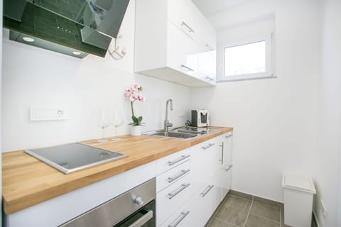 Studio | Private kitchen | Fridge, oven, stovetop, coffee/tea maker