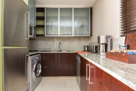 Apartment, 2 Bedrooms | Private kitchen | Fridge, microwave, oven, stovetop