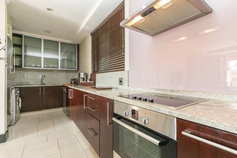 Apartment, 2 Bedrooms | Private kitchen | Fridge, microwave, oven, stovetop