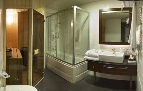 Suite | Bathroom | Deep soaking tub, free toiletries, hair dryer, slippers